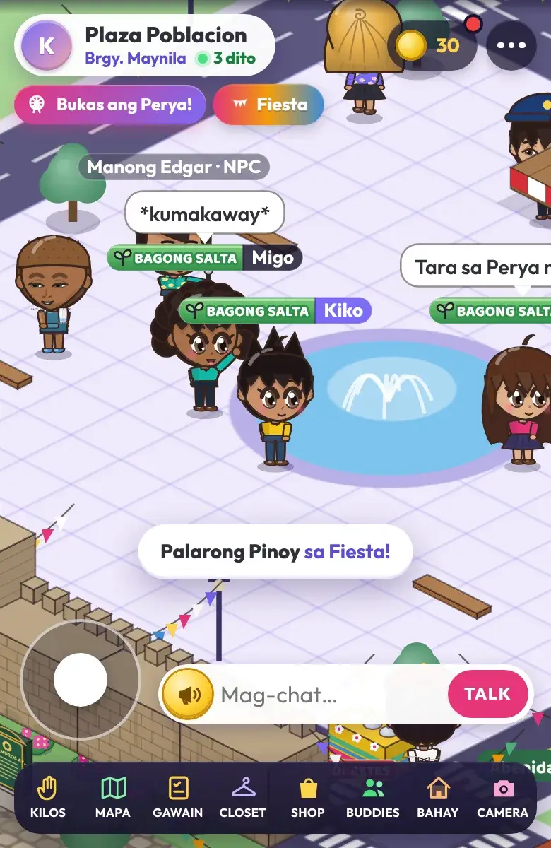 Ang Plaza ng KaTripMo Barangay tuwing Fiesta: mga ka-trip na nagkukwentuhan at kumakaway sa tabi ng fountain